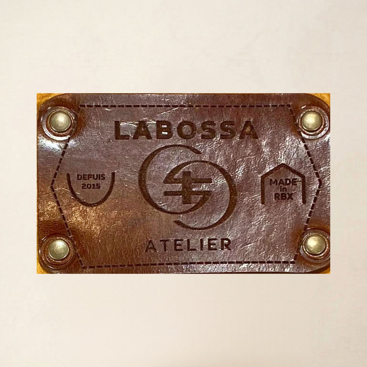 Détail patch cuir gravé du cabas cuir chocolat — Labossa Roubaix