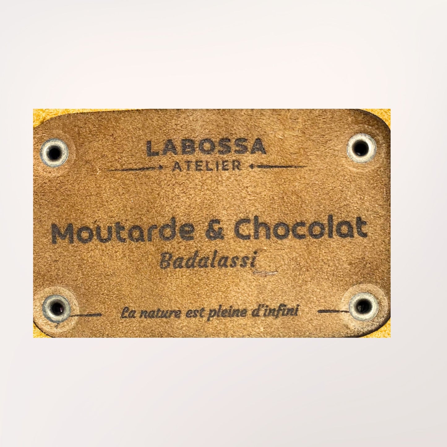 Détail du patch intérieur cuir gravé du cabas cuir Minerva moutarde et chocolat — Labossa Roubaix