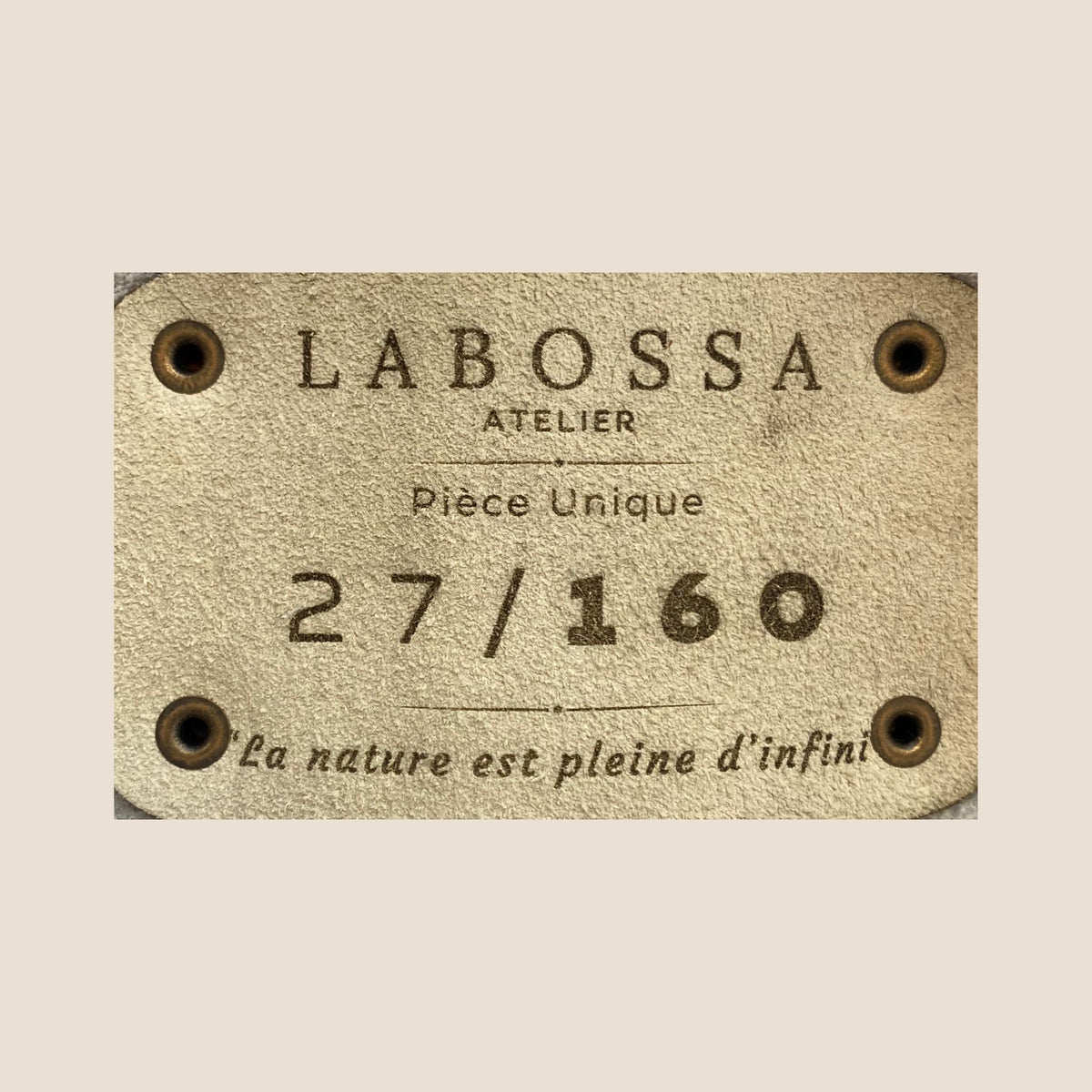 Patch intérieur du cabas Salers gravé Labossa Atelier, Pièce Unique et numéro 27/160.