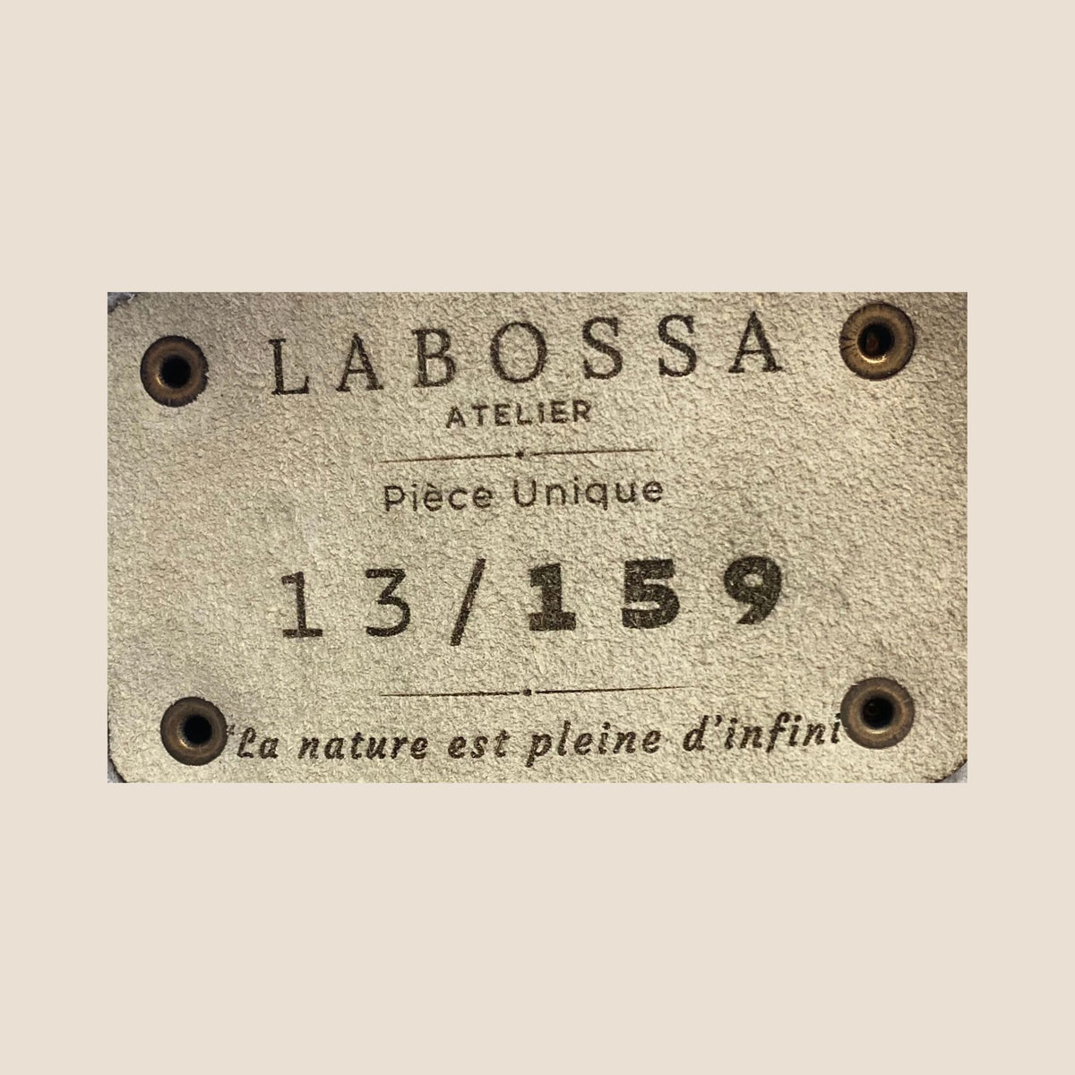 Étiquette intérieure Labossa Atelier portant la mention « Pièce Unique » et le numéro 27/159, avec quatre rivets.