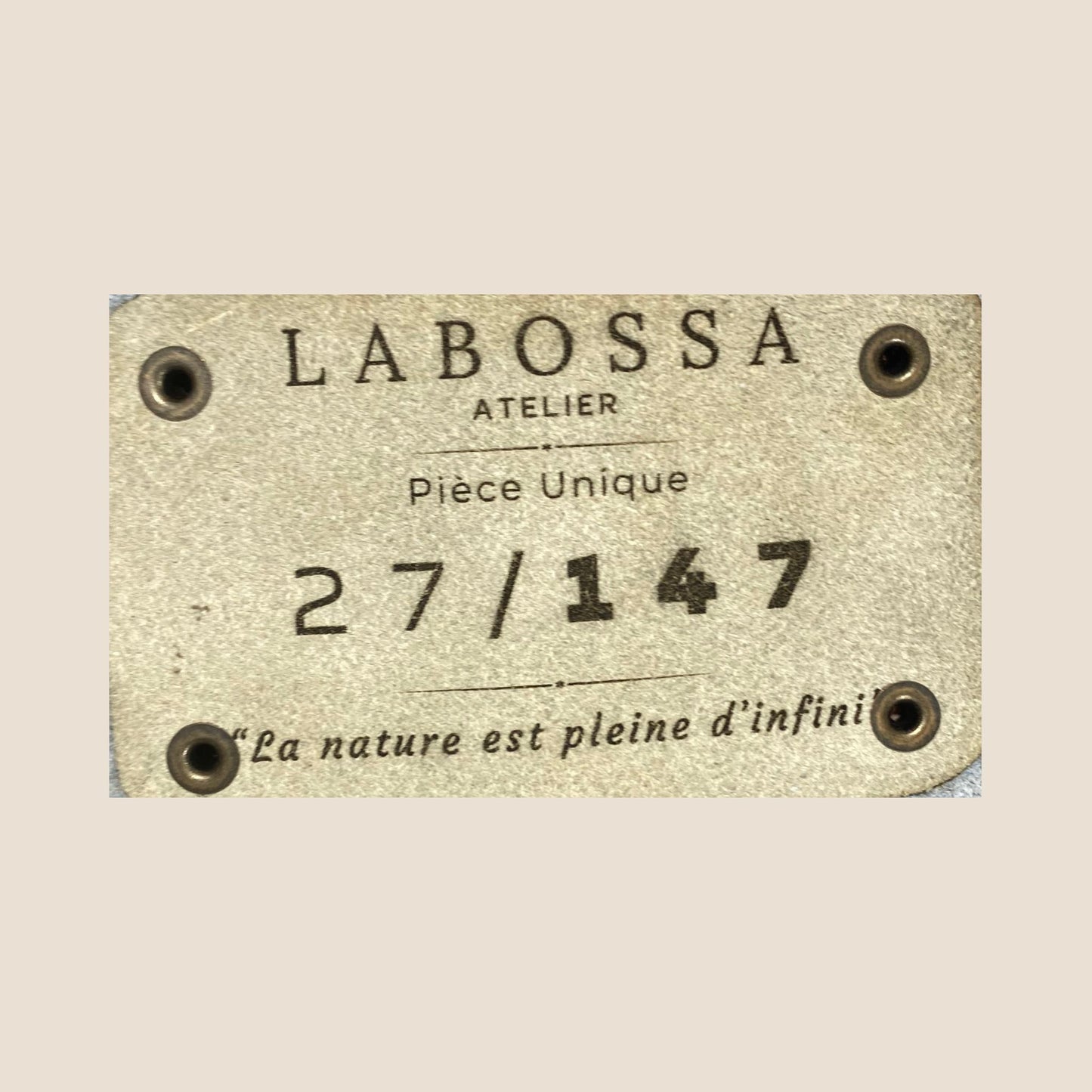 Gros plan sur l’étiquette intérieure Labossa Atelier indiquant “Pièce unique” et le numéro 27/147.