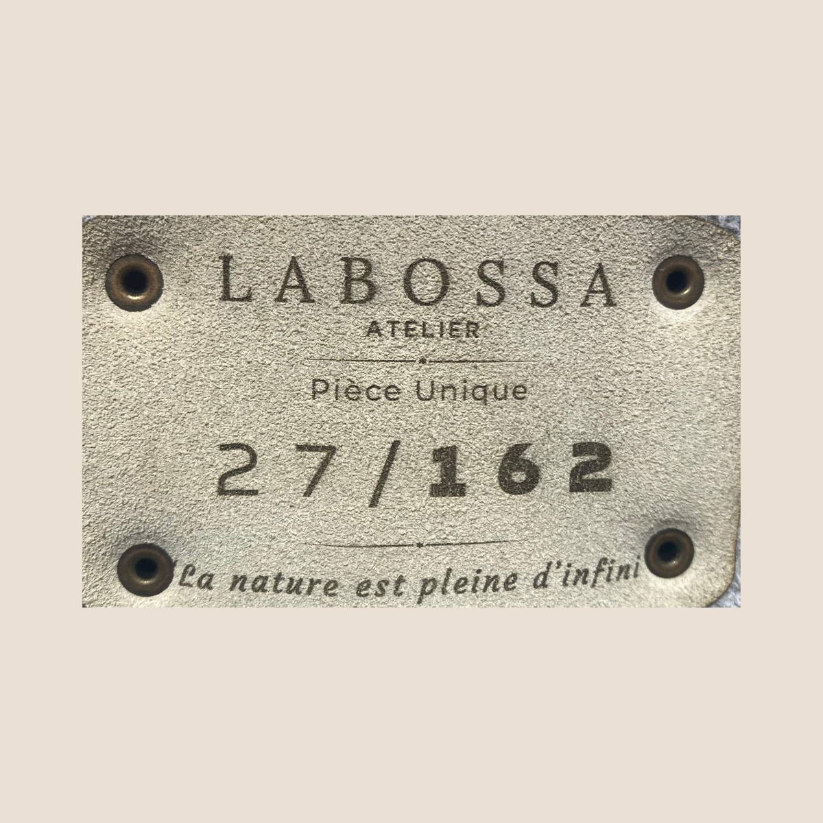 Patch intérieur gravé Labossa Atelier, portant la mention Pièce Unique et le numéro 27/162.