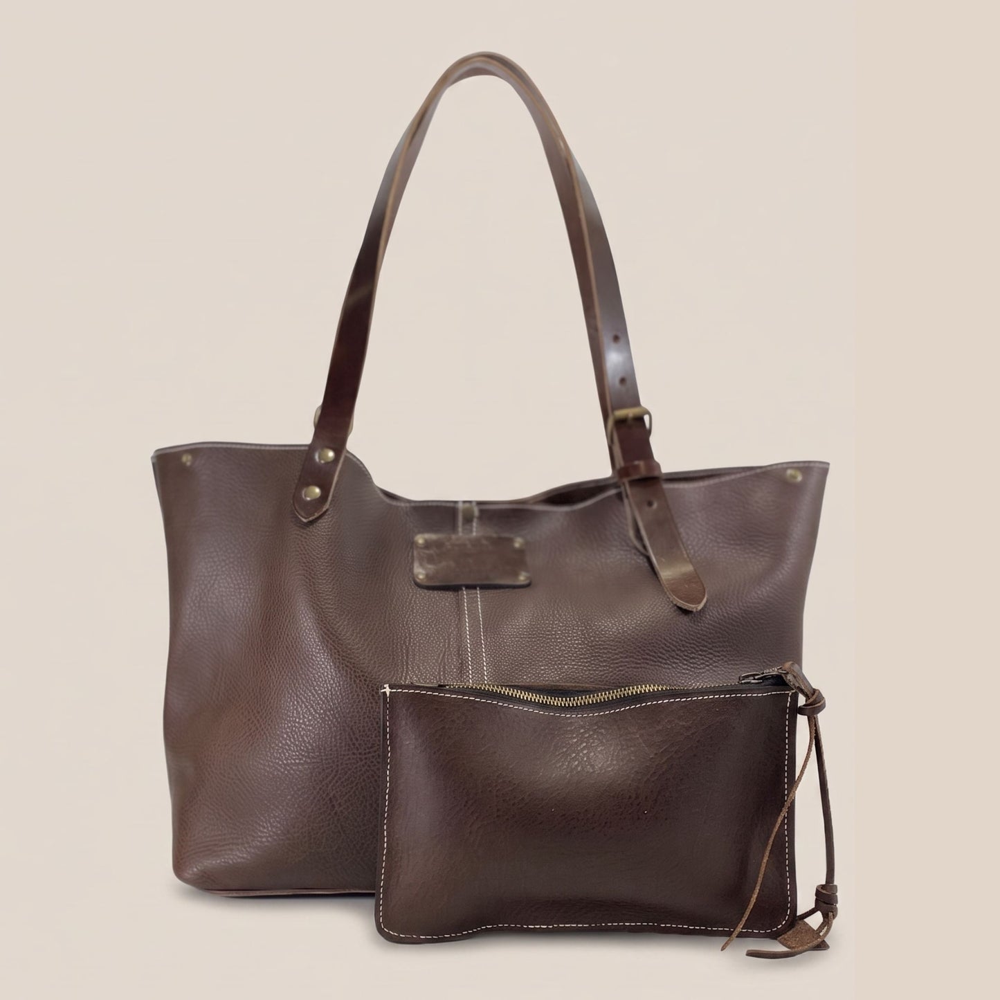 Pochette cuir Minerva chocolat clipsée dans un cabas Atelier Labossa – organiseur de cabas artisanal