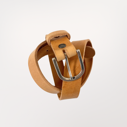 Ceinture Natura Labossa enroulée, mettant en avant la couleur beige sable organique et la durabilité du montage fait main.