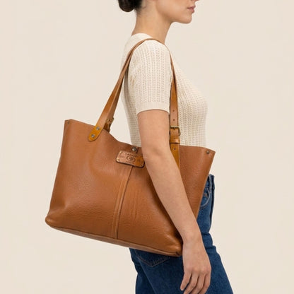 Sac cabas cuir Minerva cognac porté en studio — Labossa Atelier