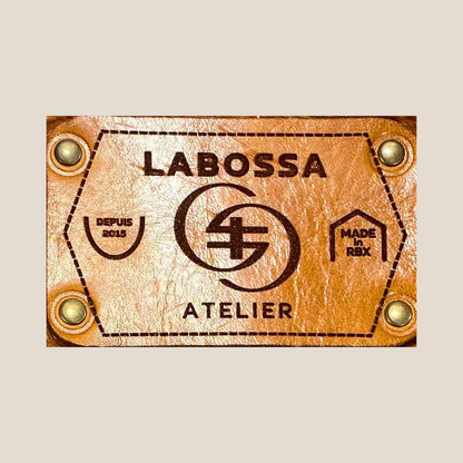 Détail patch cuir gravé du cabas cuir Minerva cognac — Labossa Roubaix