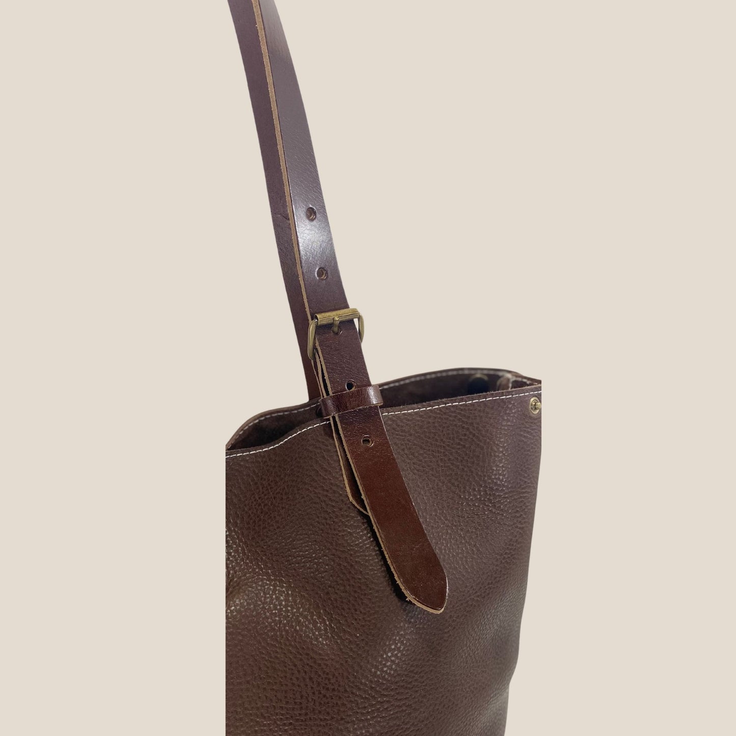 Lanière réglable cuir Minerva chocolat 3mm — boucle zamac laiton vieilli
