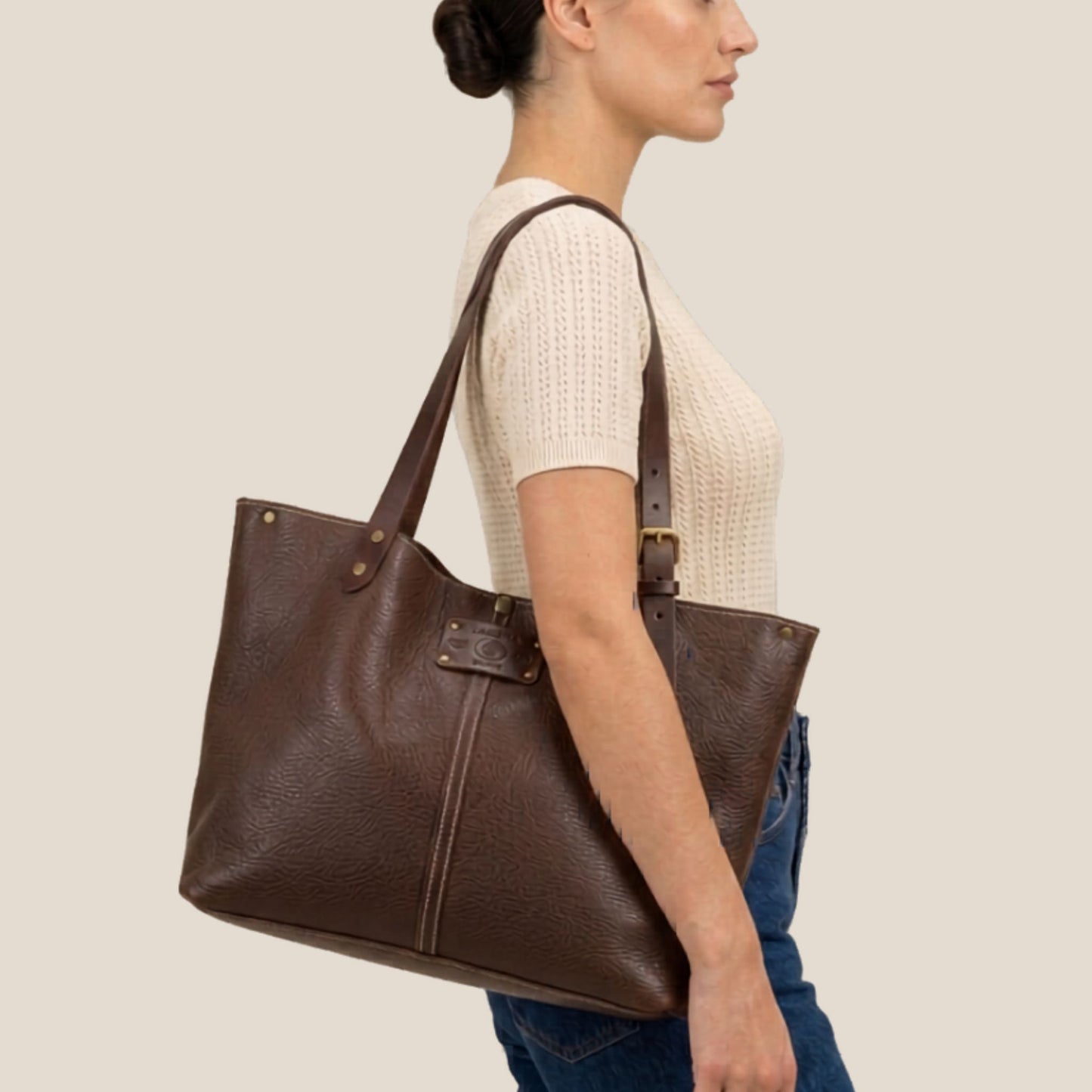 Sac cabas cuir Minerva chocolat porté en studio — Labossa Atelier