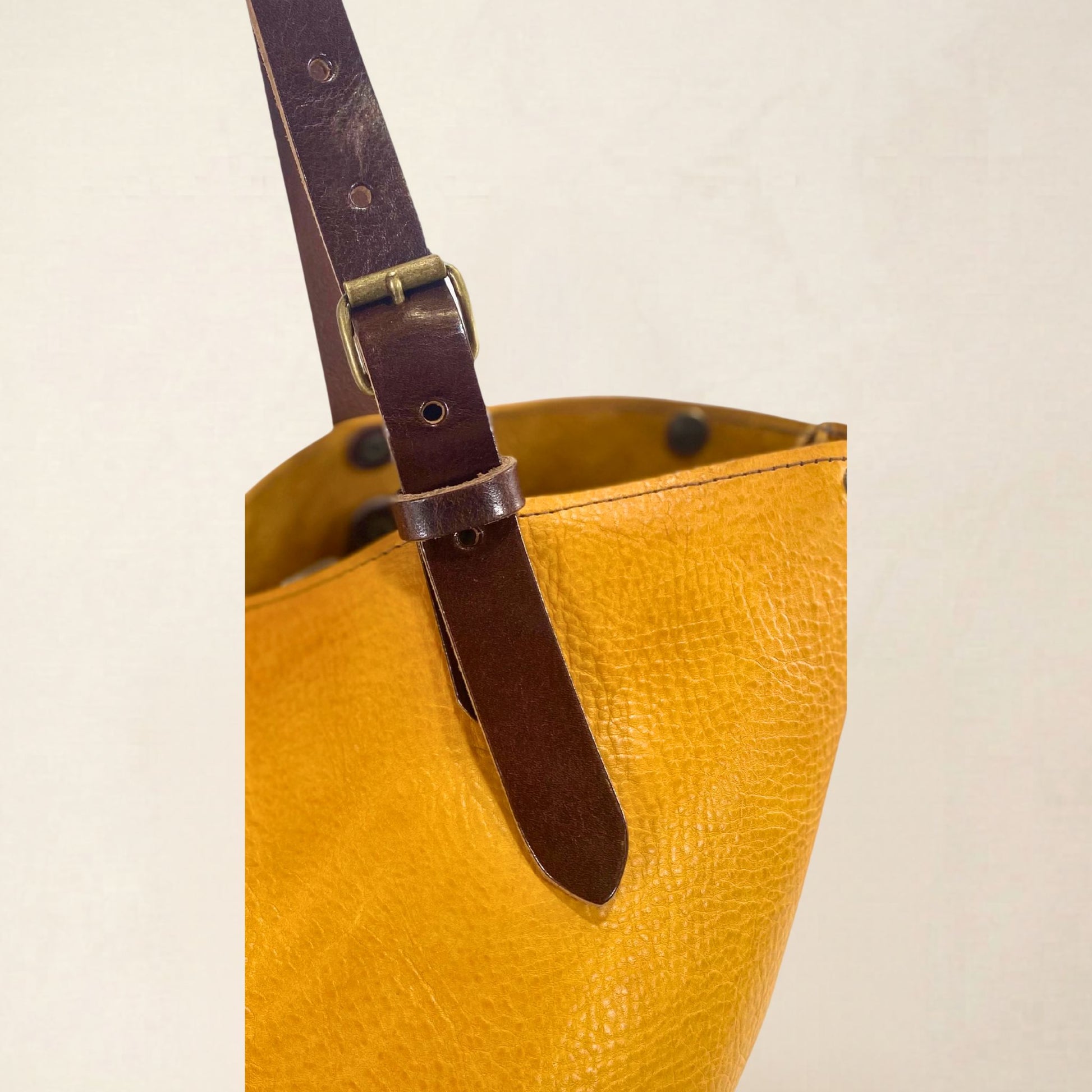 Lanière réglable cuir Minerva moutarde 3mm — boucle zamac laiton vieilli