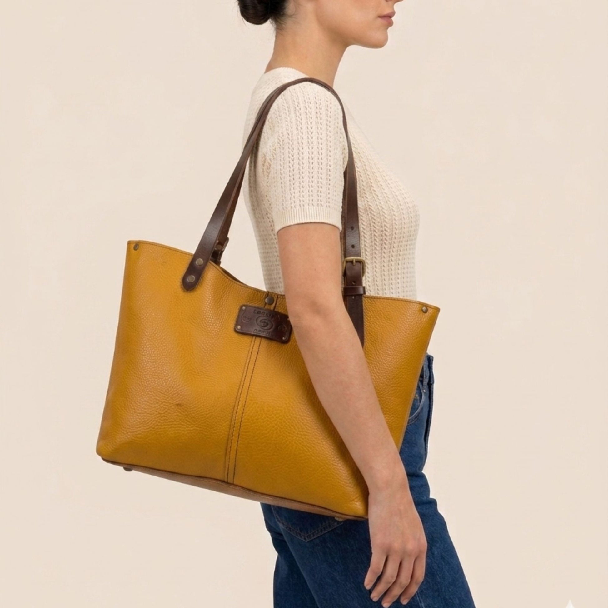 Sac cabas cuir Minerva moutarde et chocolat porté en studio — Labossa Atelier