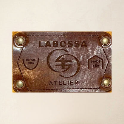 Détail patch cuir gravé du cabas cuir chocolat — Labossa Roubaix
