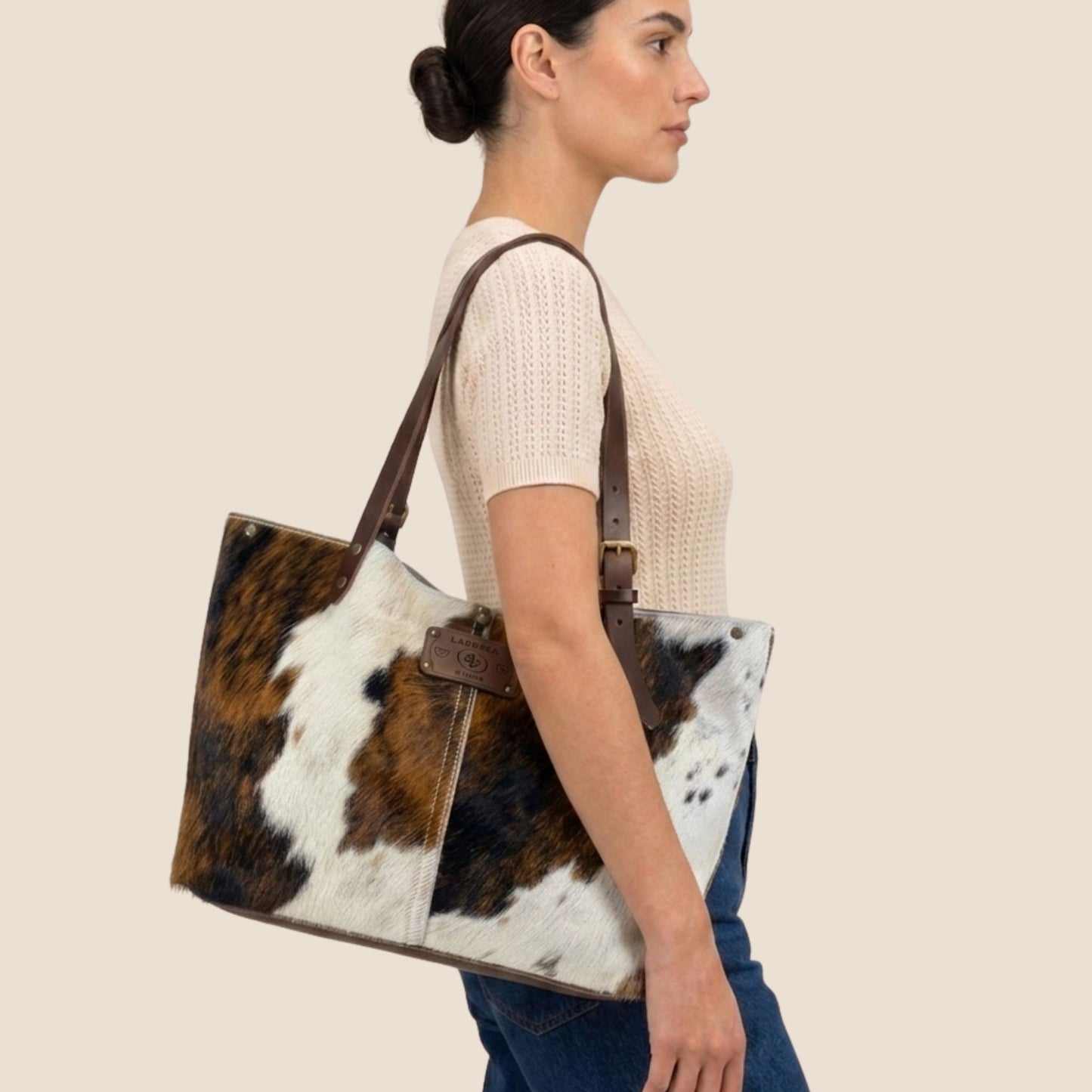Cabas peau de vache Normande porté à l'épaule – Labossa Atelier, édition limitée