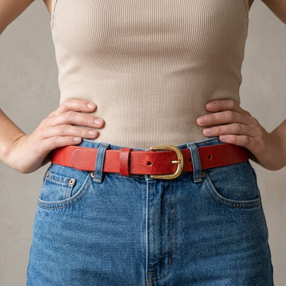 Ceinture rouge Labossa portée sur un jean bleu, accessoire de maroquinerie fabriqué à Roubaix.