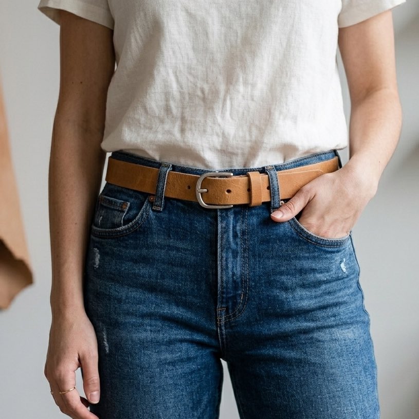 Ceinture cuir naturel Natura portée sur un jean bleu, illustrant la finesse du cuir de 3mm et l'artisanat de Roubaix.