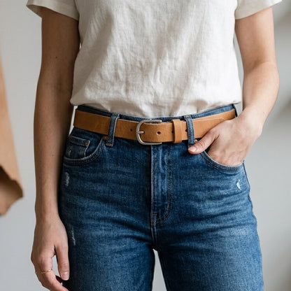 Ceinture cuir naturel Natura portée sur un jean bleu, illustrant la finesse du cuir de 3mm et l'artisanat de Roubaix.