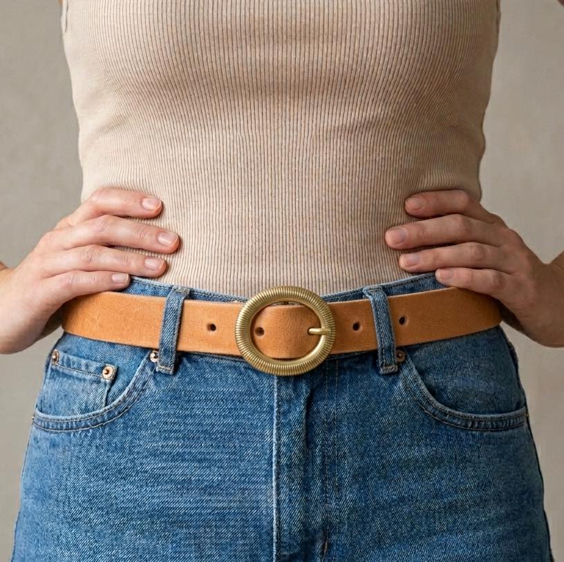Ceinture Héritage Labossa portée sur une tenue élégante, fabriquer à Roubaix.