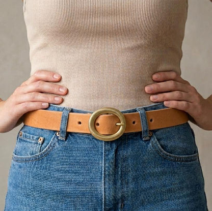 Ceinture Héritage Labossa portée sur une tenue élégante, fabriquer à Roubaix.