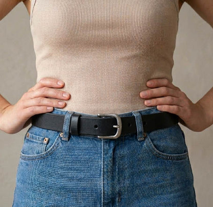 Ceinture noire Asphalte portée sur un jean brut, maroquinerie artisanale fabriquée à  Roubaix.