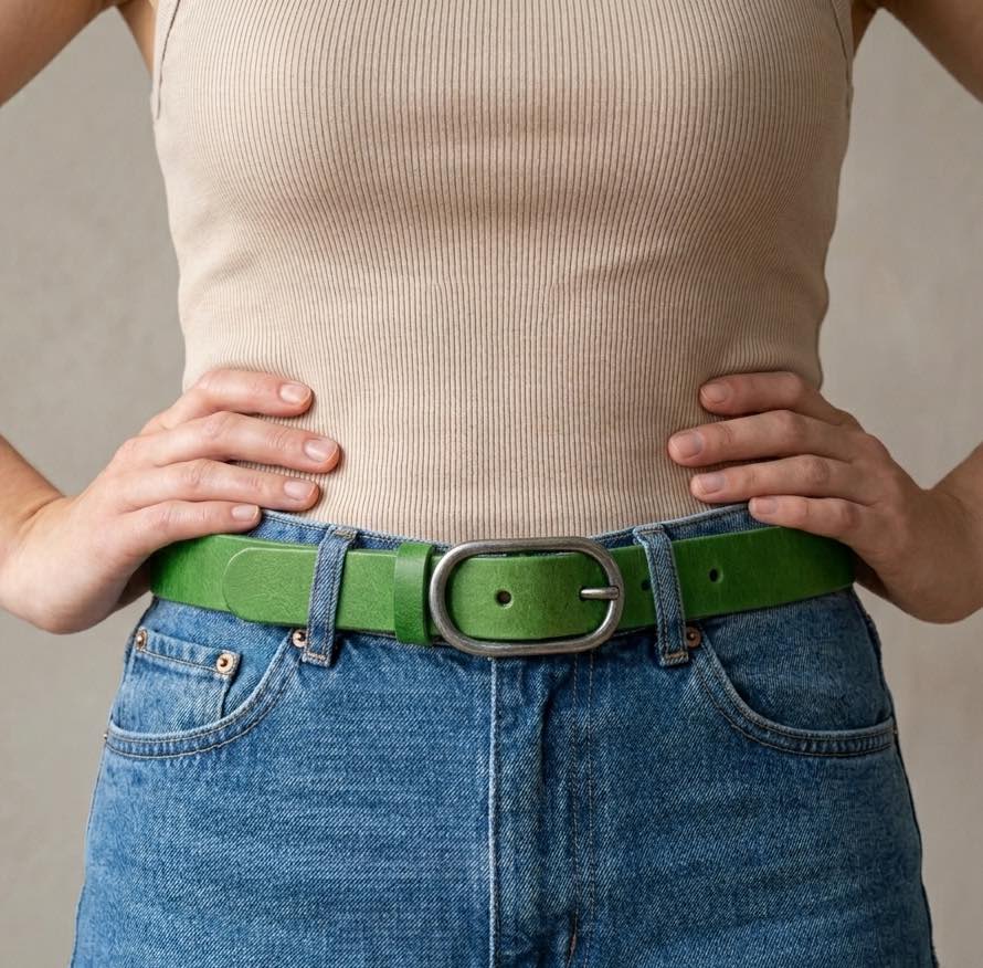Ceinture verte séquoia Labossa portée, accessoire en cuir durable pour homme et femme.