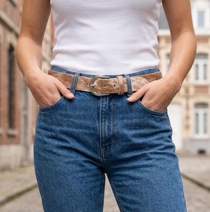 Ceinture en cuir naturel Montbéliarde portée sur un jean bleu, accessoire artisanal brut par Labossa Atelier.