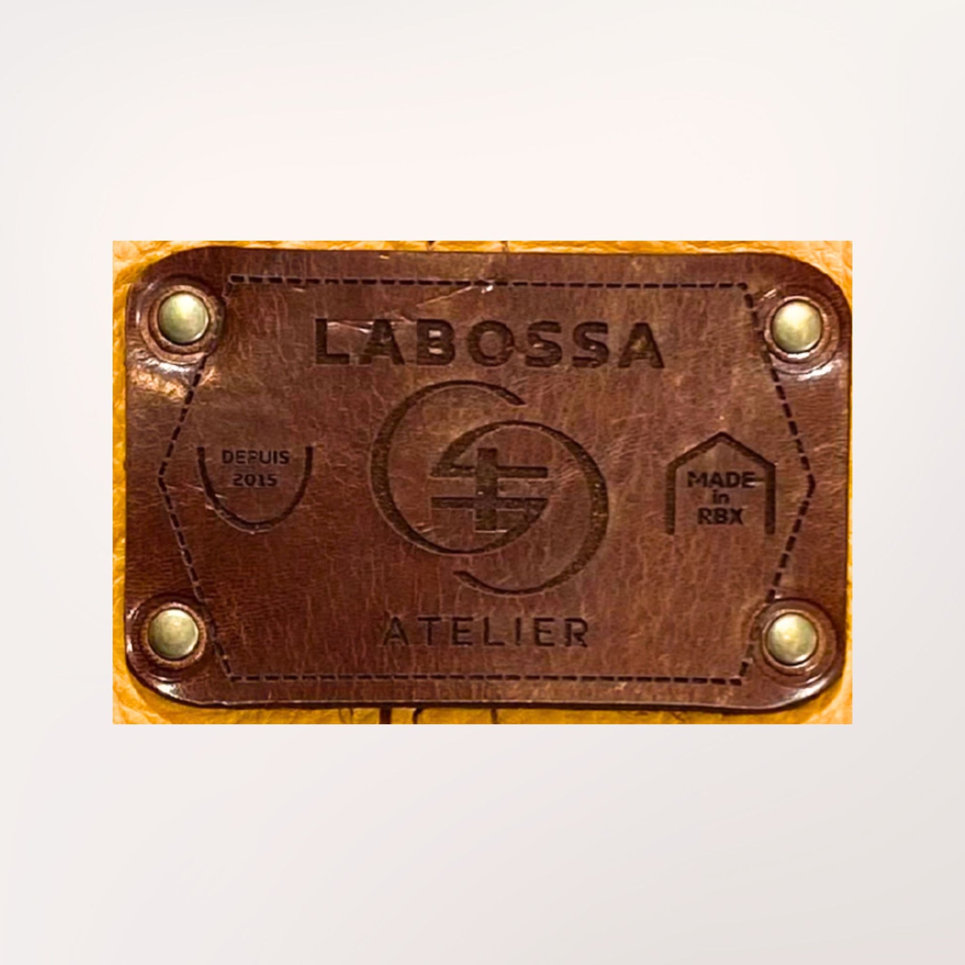 Détail extérieur patch cuir gravé du cabas cuir moutarde et chocolat — Labossa Atelier Roubaix
