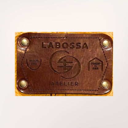 Détail extérieur patch cuir gravé du cabas cuir moutarde et chocolat — Labossa Atelier Roubaix

