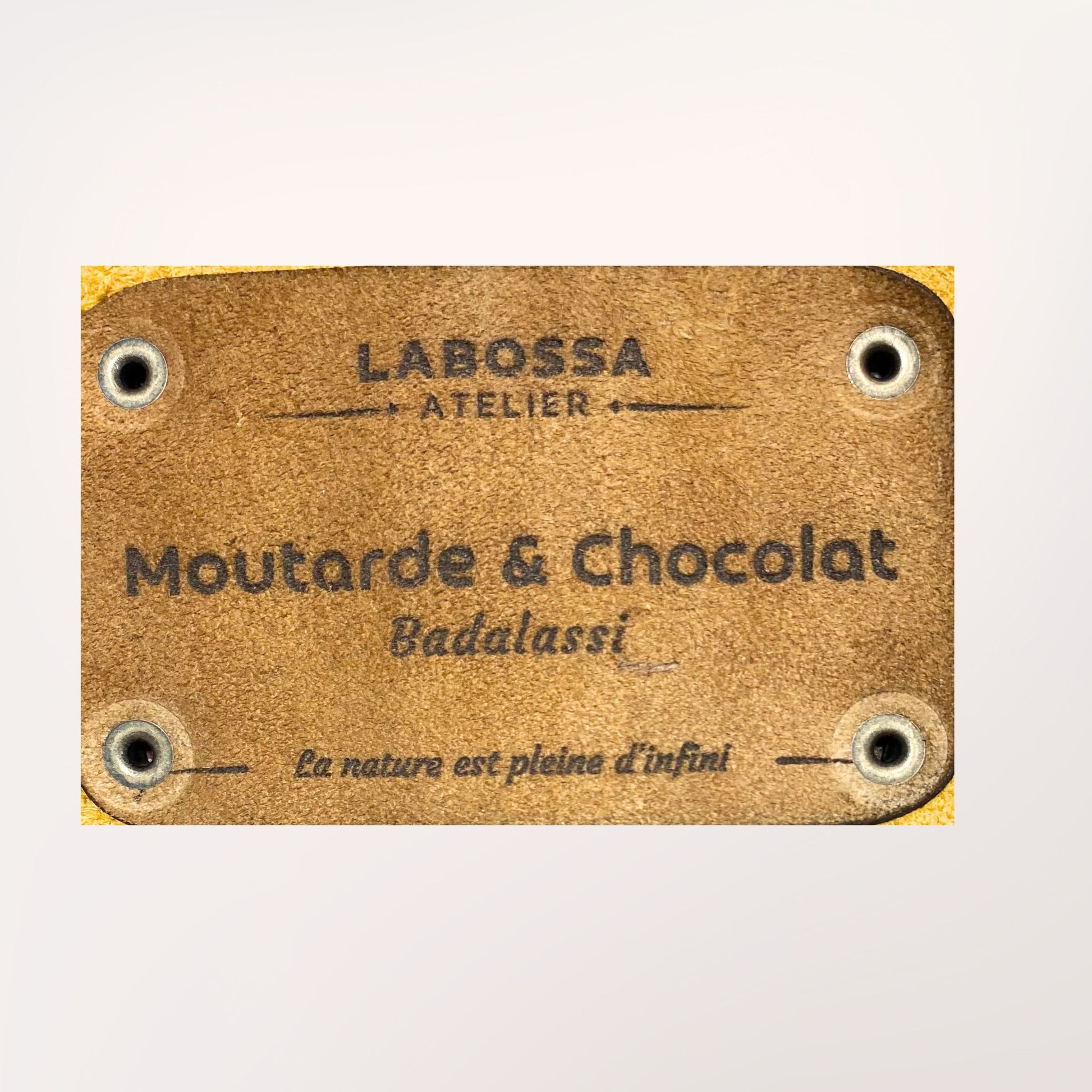 Détail du patch intérieur cuir gravé du cabas cuir Minerva moutarde et chocolat — Labossa Roubaix
