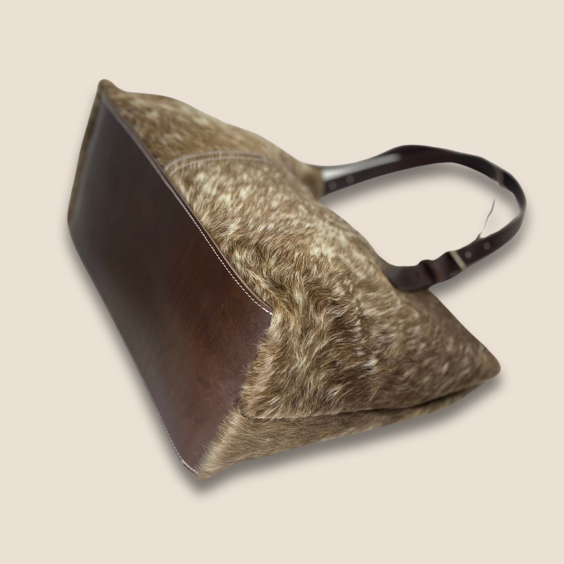 Détail du fond en cuir Primavera chocolat 3 mm – cabas artisanal Labossa Brown Swiss #13/123