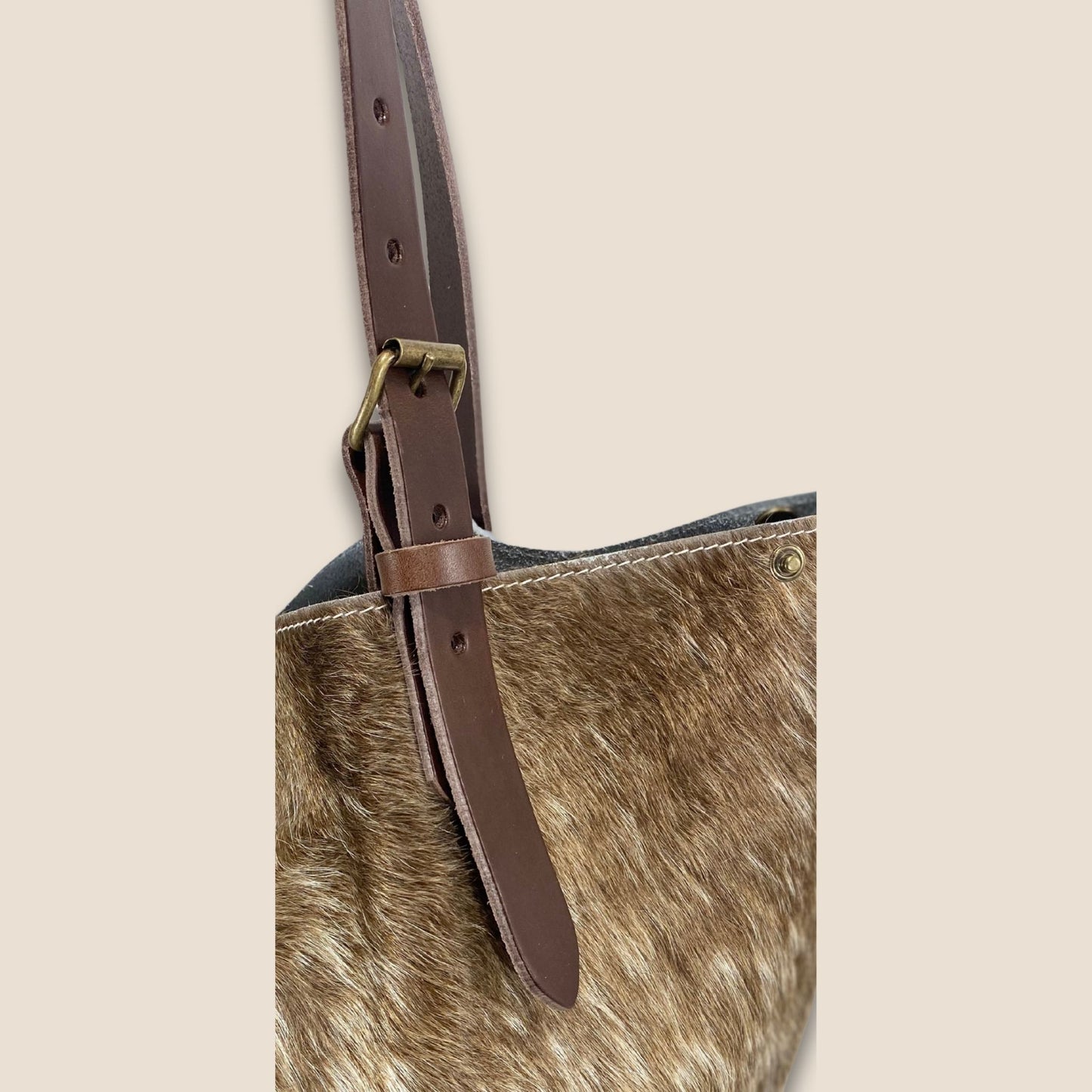 Détail des lanières réglables en cuir Primavera chocolat – cabas Labossa Brown Swiss édition limitée