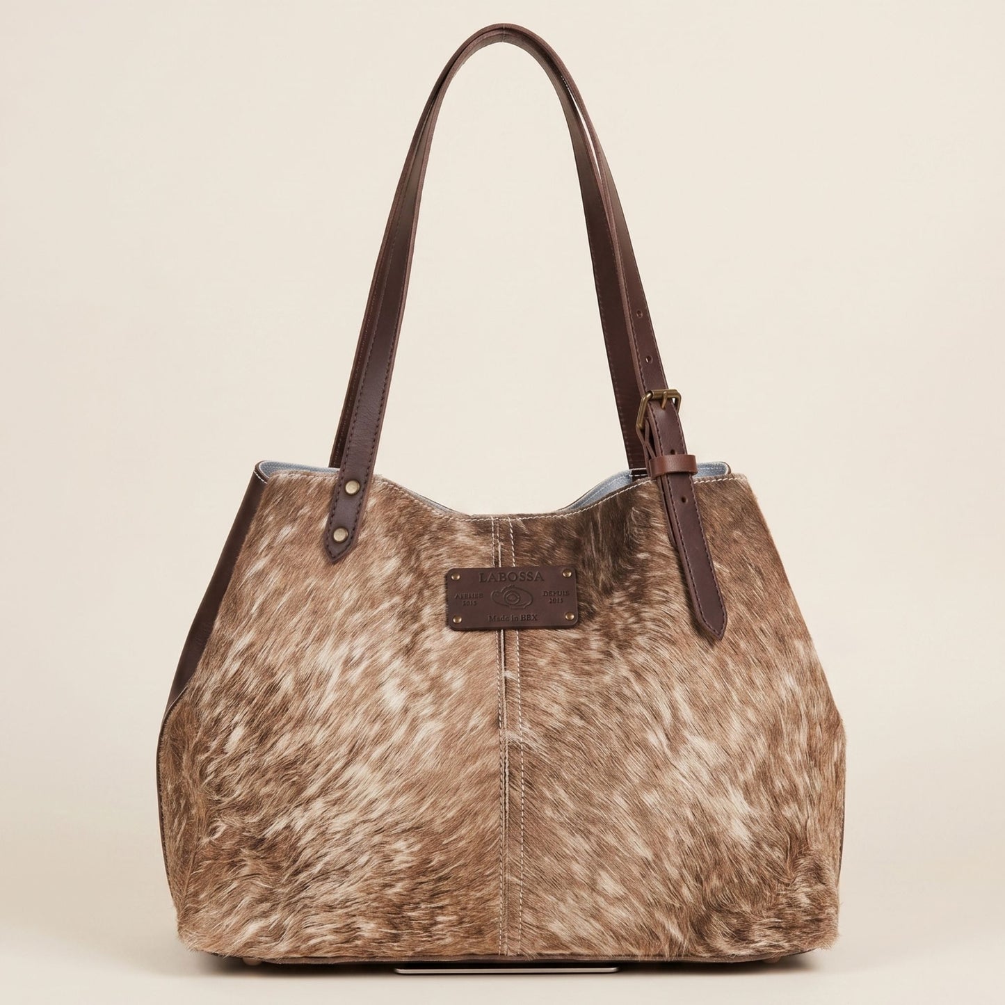 Cabas artisanal Labossa Brown Swiss #13/123 – vue de face, peau de vache naturelle beige et lanières chocolat