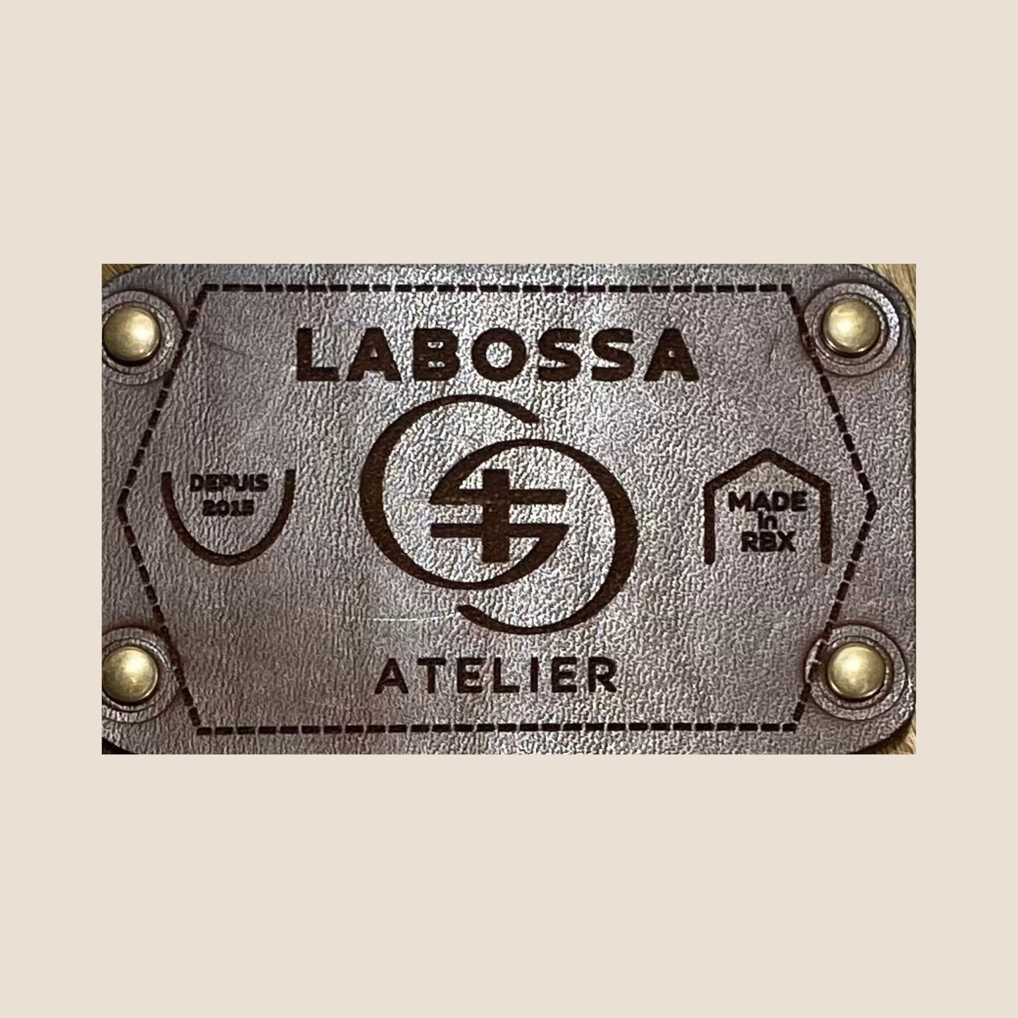 Patch extérieur du cabas Labossa Brown Swiss #27/123 – détail artisanal, peau naturelle beige