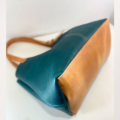 Détail fond cuir naturel 3mm du cabas Minerva bleu canard — Labossa Atelier