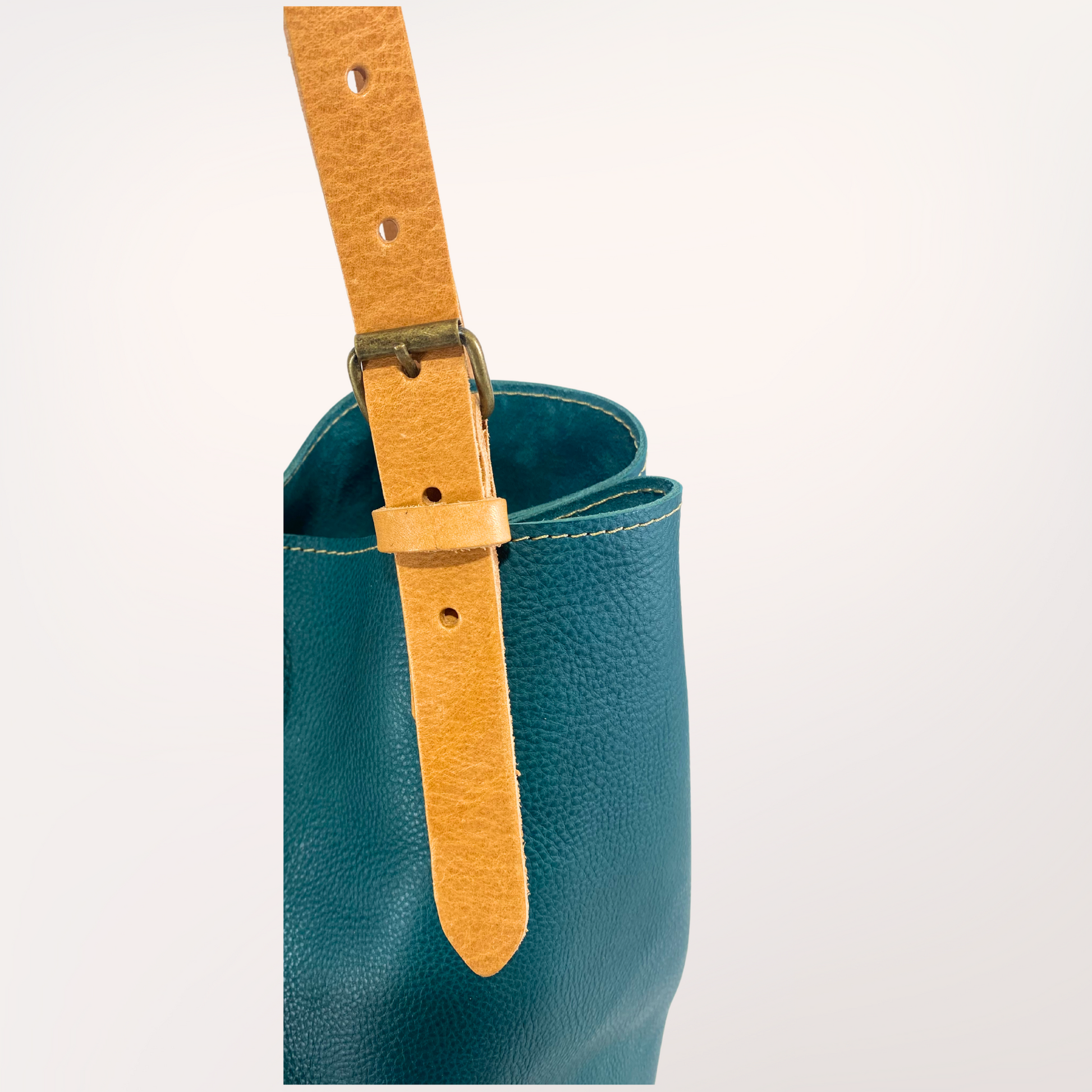 Détail lanière réglable cuir naturel — cabas Minerva bleu canard Labossa