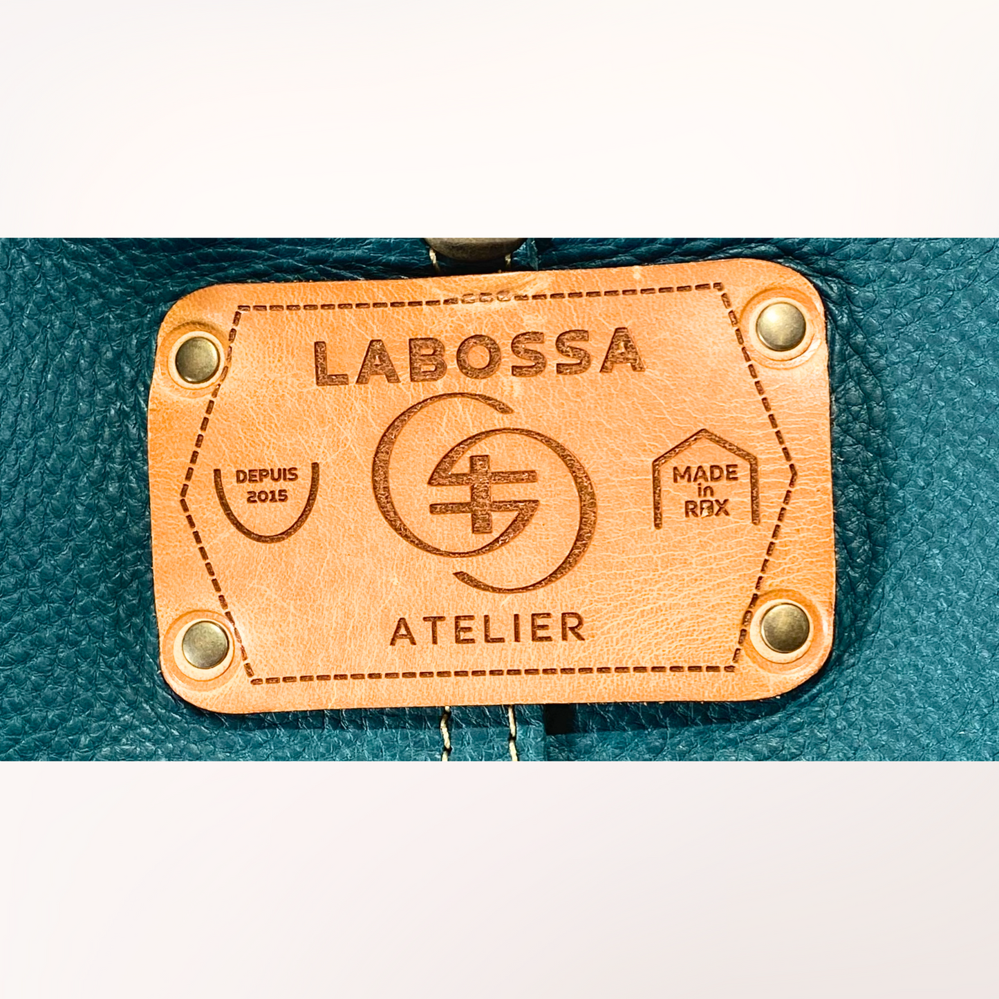 details patch cuir gravé du cabas cuir Minerva bleu canard — Labossa Roubaix
