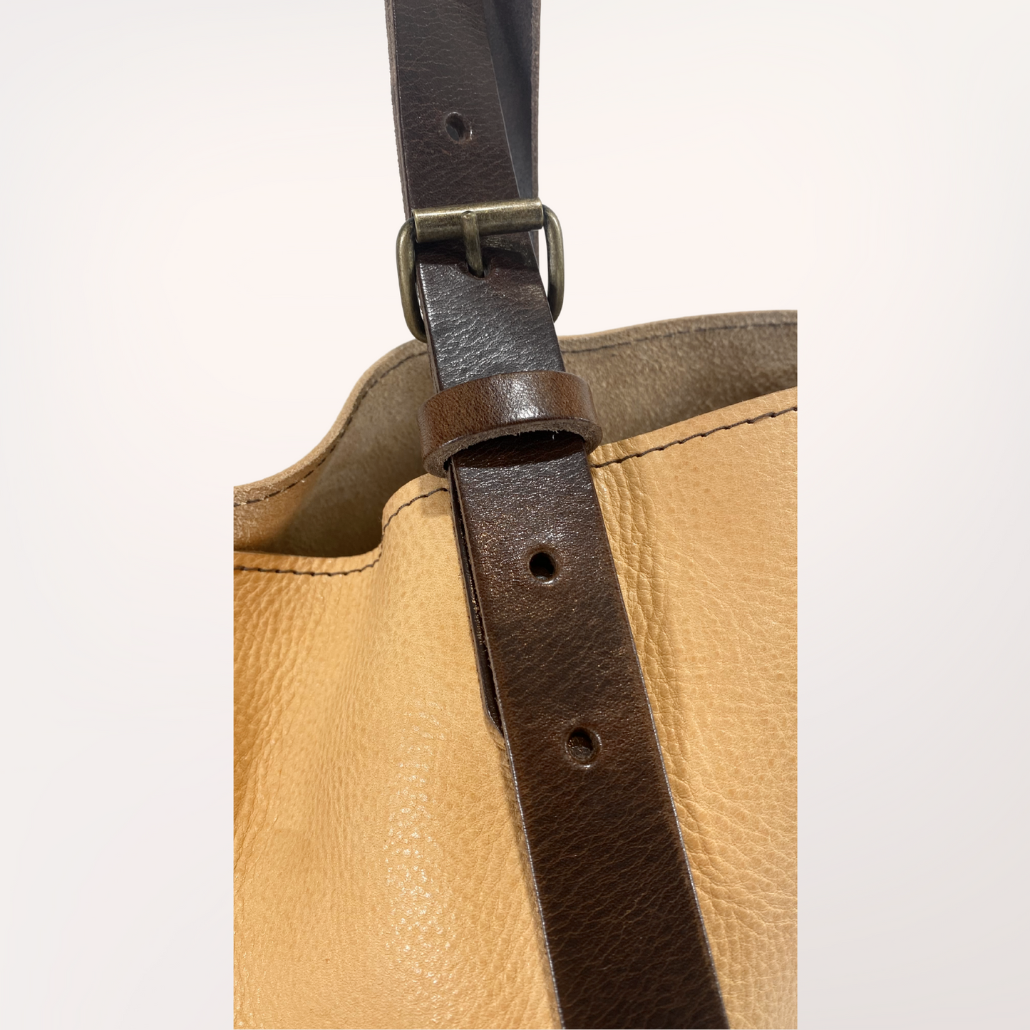 Lanière réglable cuir Minerva chocolat 3mm — boucle zamac laiton vieilli

