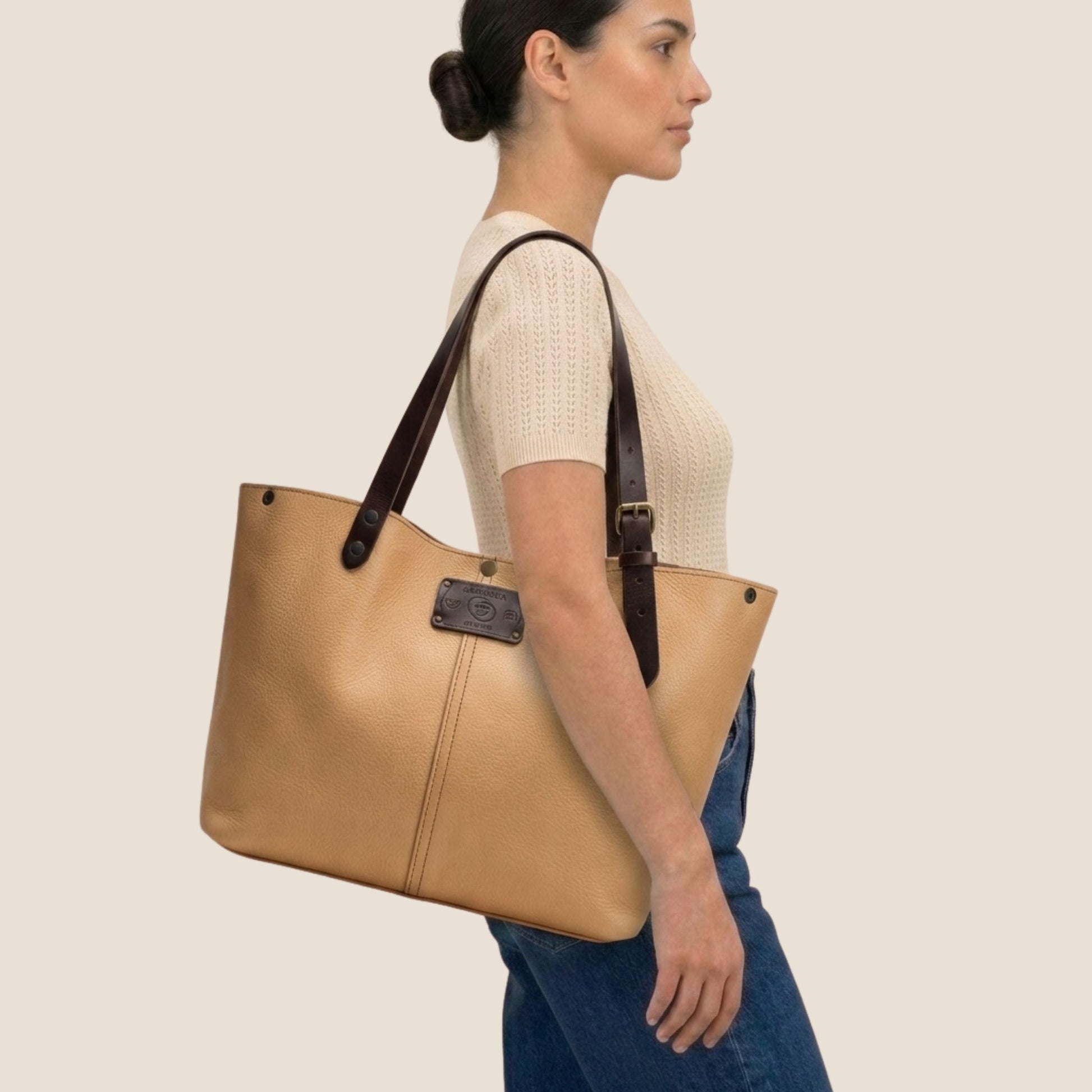 Sac cabas cuir Minerva naturel & chocolat porté en studio — Labossa Atelier