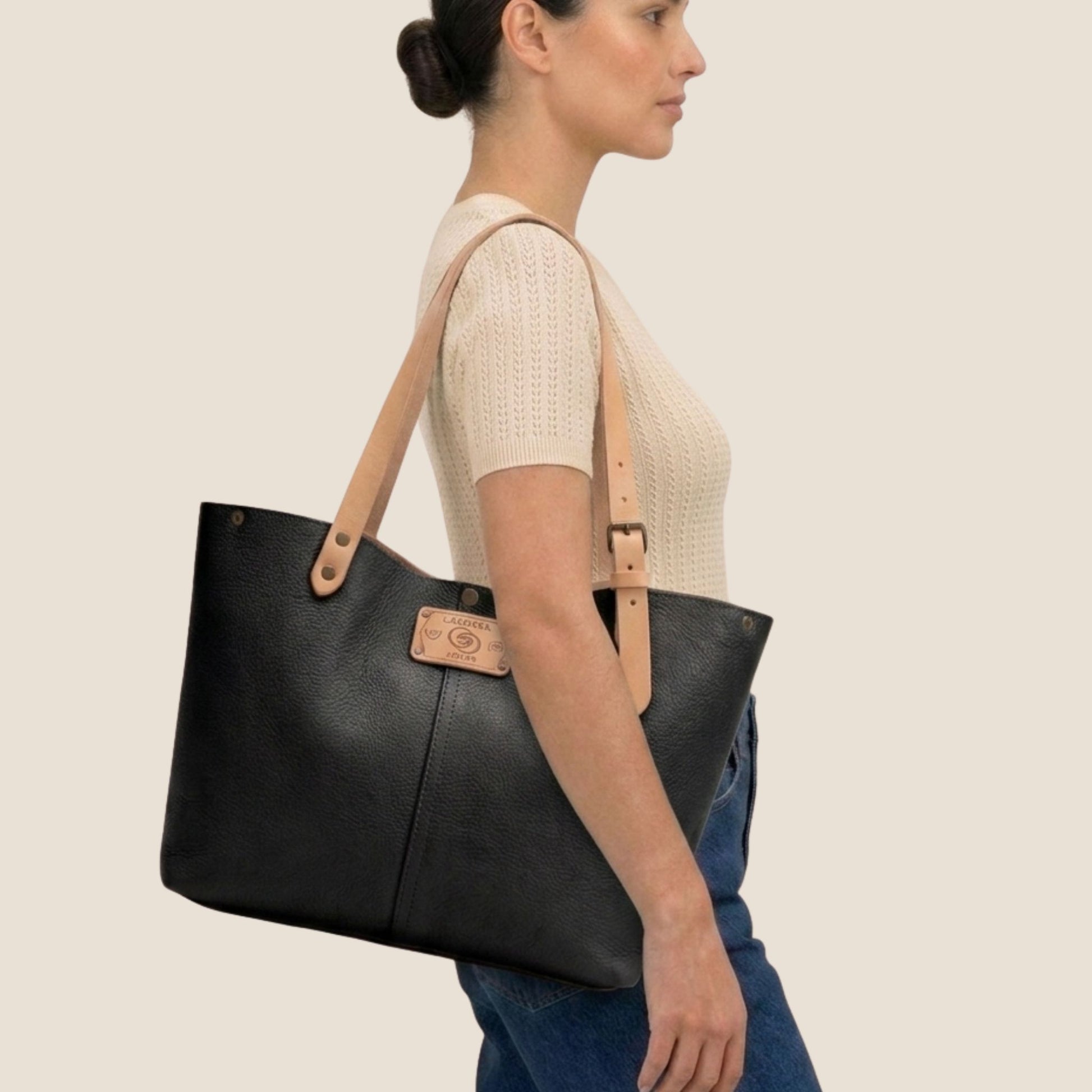 Sac cabas cuir Minerva noir & naturel porté en studio — Labossa Atelier
