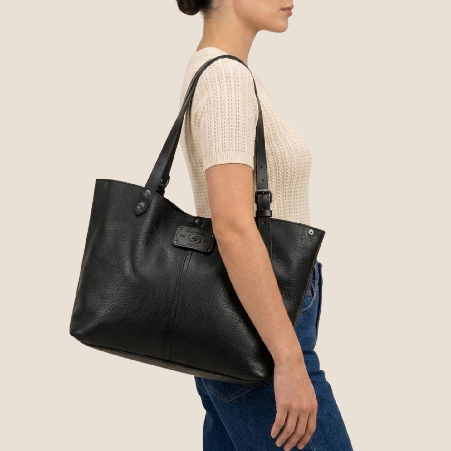 Sac cabas cuir noir Minerva porté en studio — Labossa Atelier