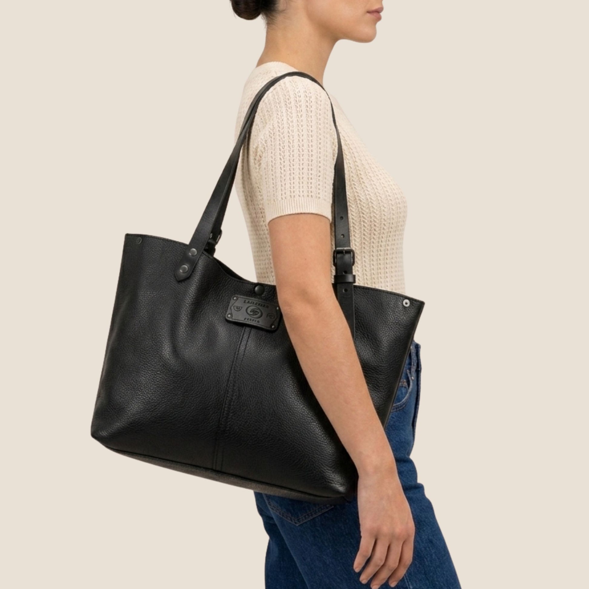 Sac cabas cuir noir Minerva porté en studio — Labossa Atelier