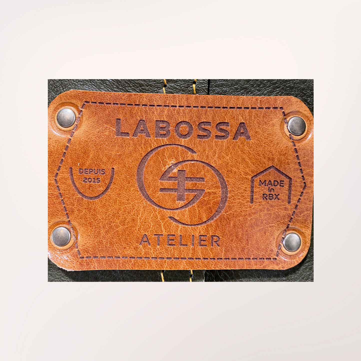 Détail patch cuir gravé du cabas cuir vert olive & cognac — Labossa Roubaix
