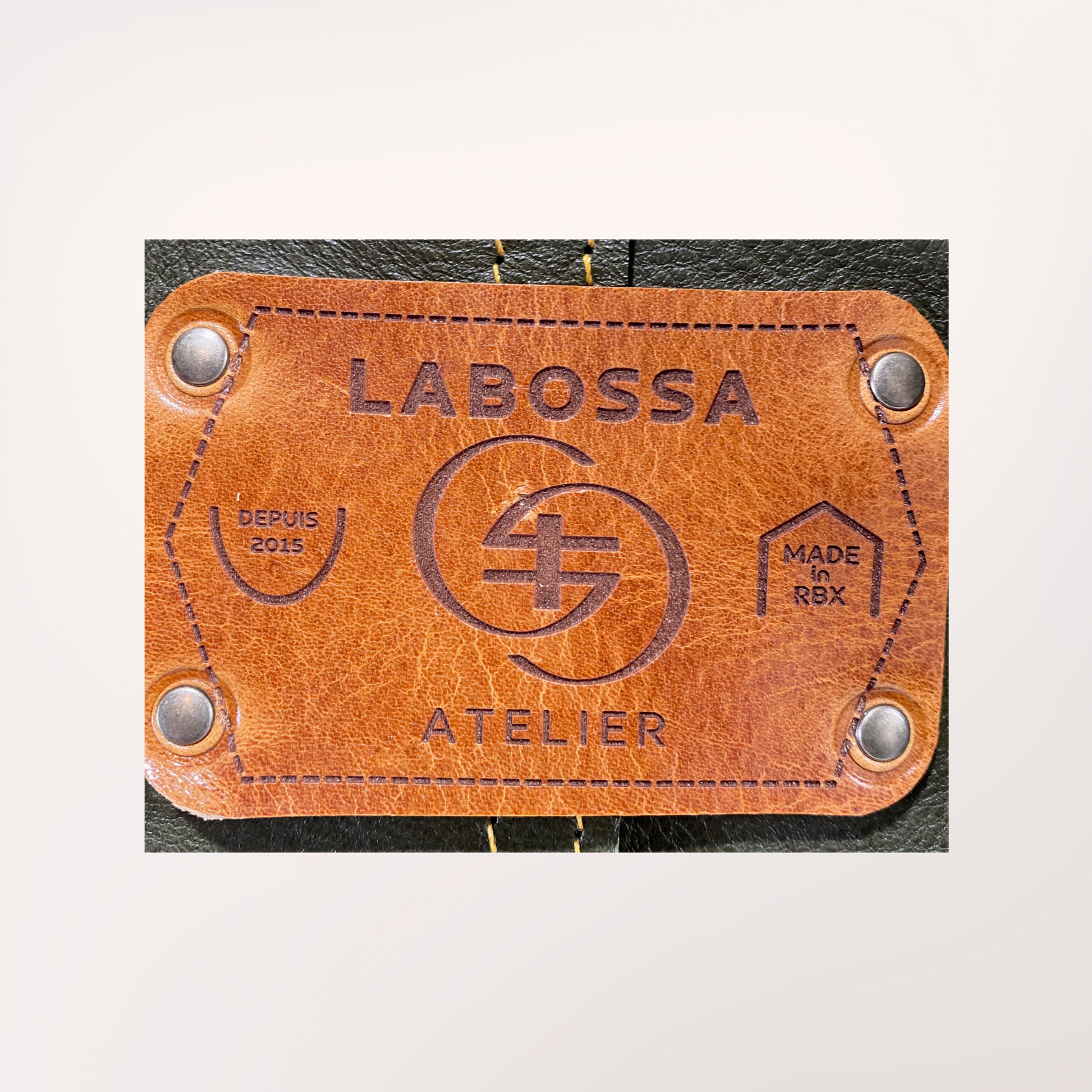 Détail patch cuir gravé du cabas cuir vert olive & cognac — Labossa Roubaix
