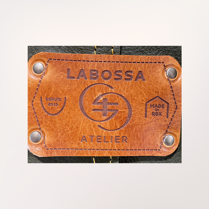 Détail patch cuir gravé du cabas cuir vert olive & cognac — Labossa Roubaix
