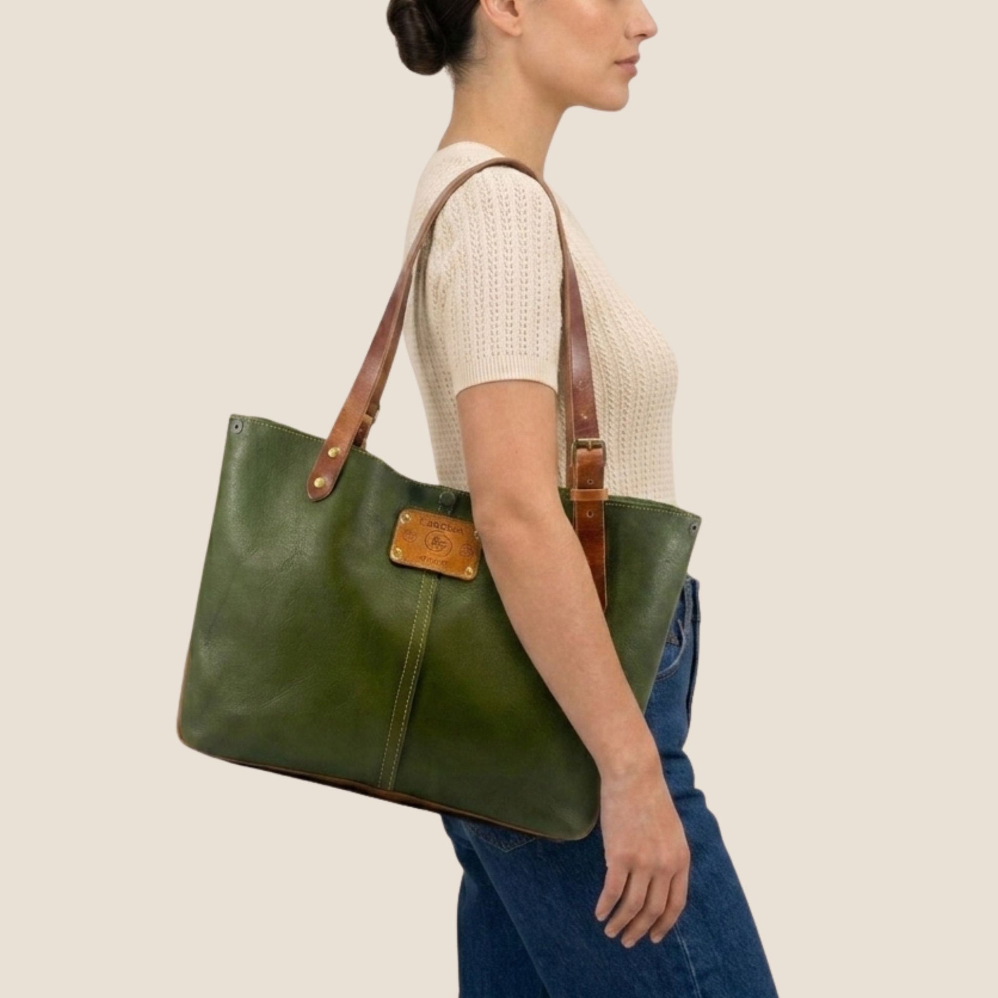 Sac cabas cuir Minerva vert olive & cognac porté en studio — Labossa Atelier