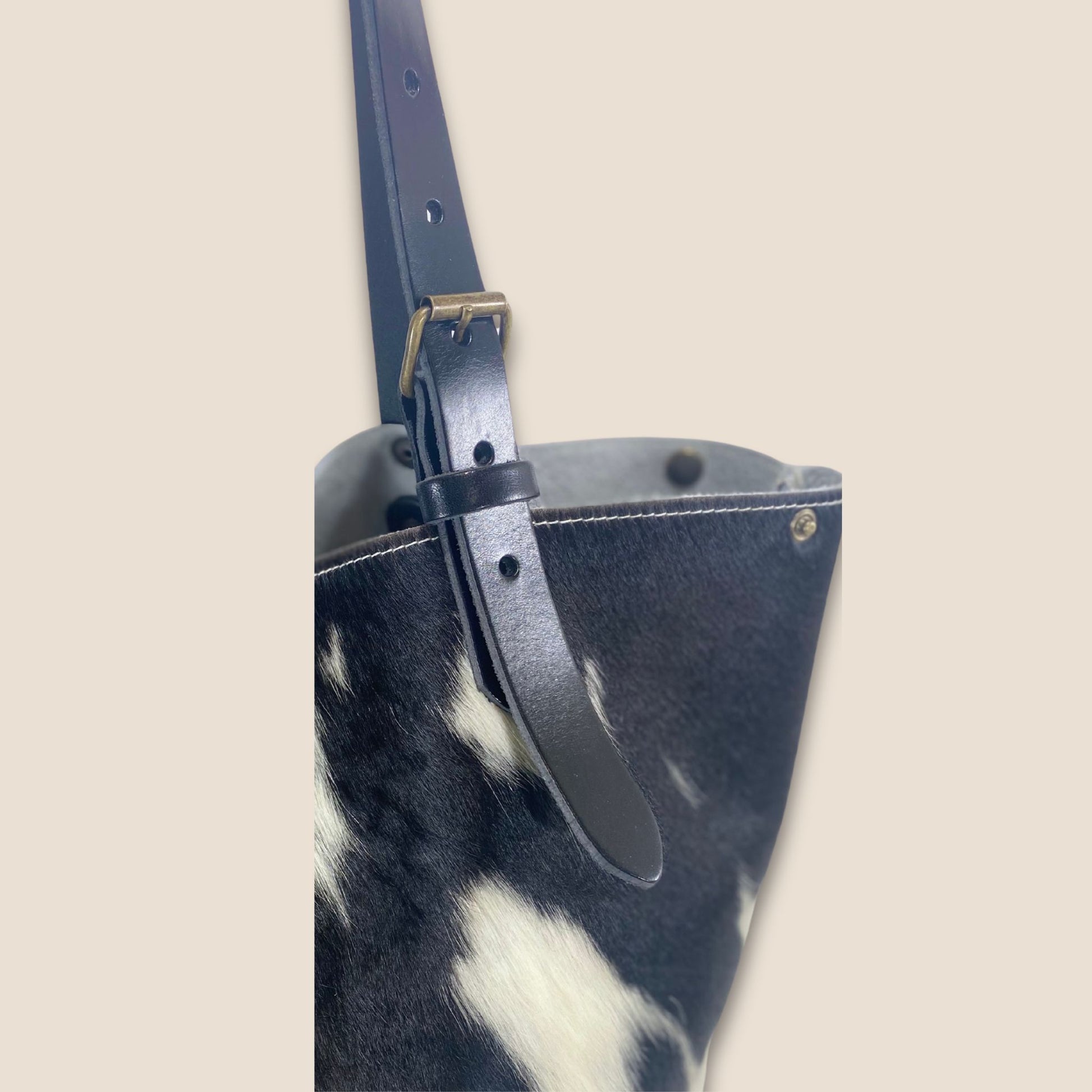 Gros plan lanière réglable cabas Holstein #27/130 – cuir box pleine fleur noir