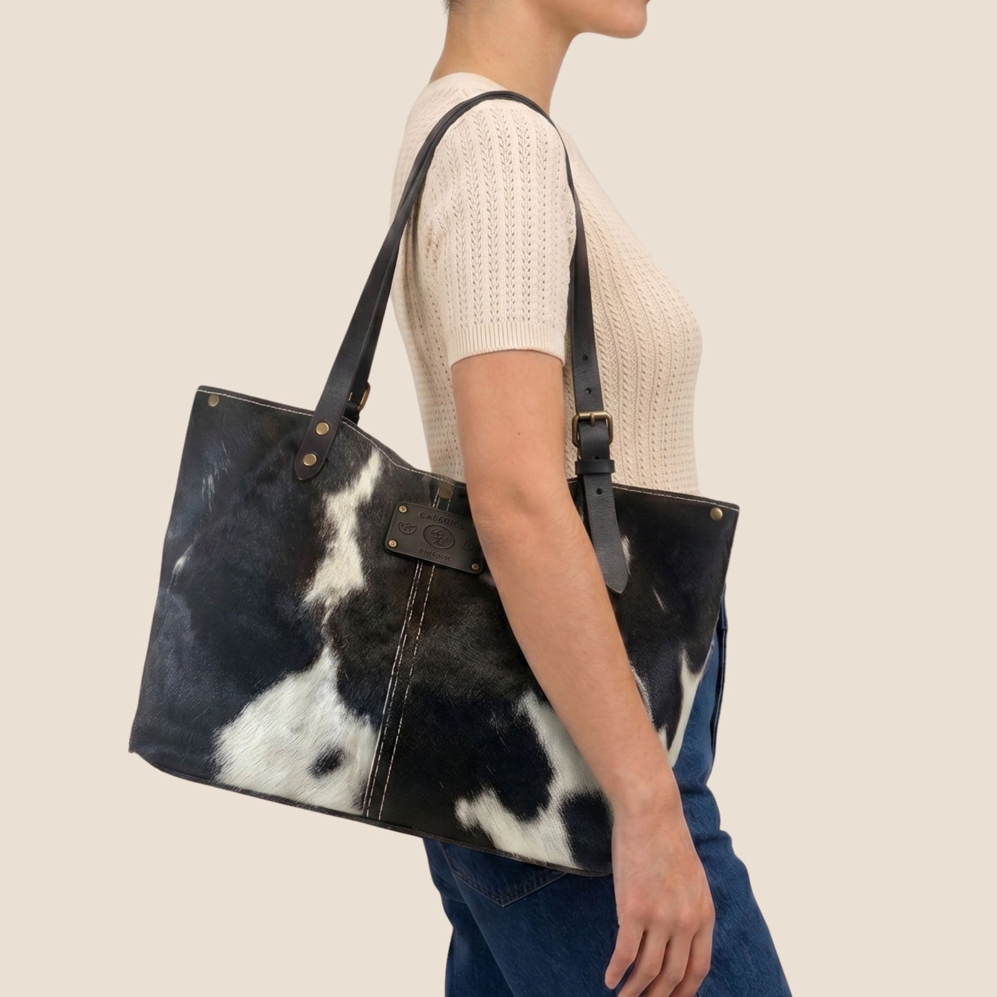 Cabas Holstein #27/130 porté à l'épaule sur modèle – Labossa Atelier