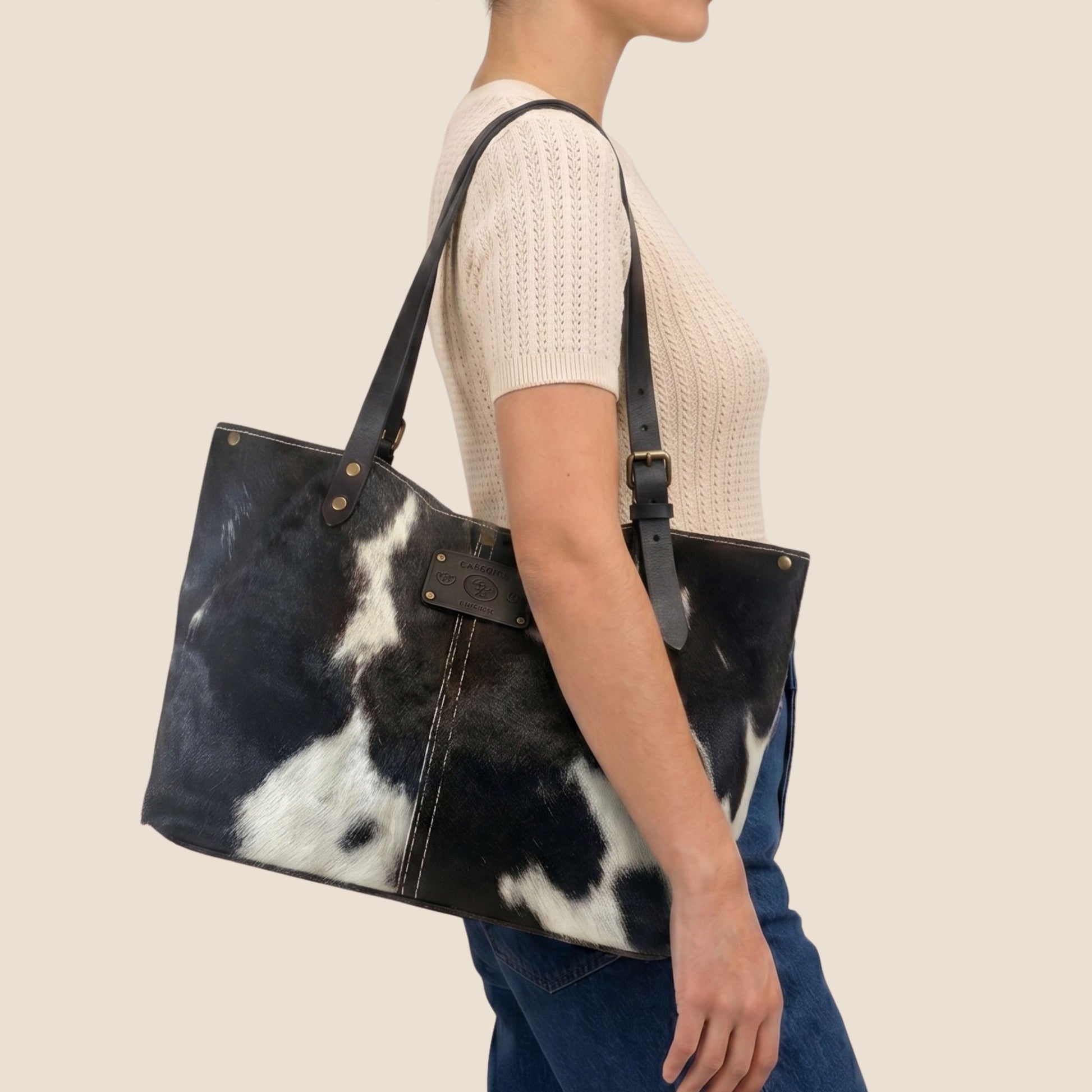 Cabas Holstein #27/130 porté à l'épaule sur modèle – Labossa Atelier