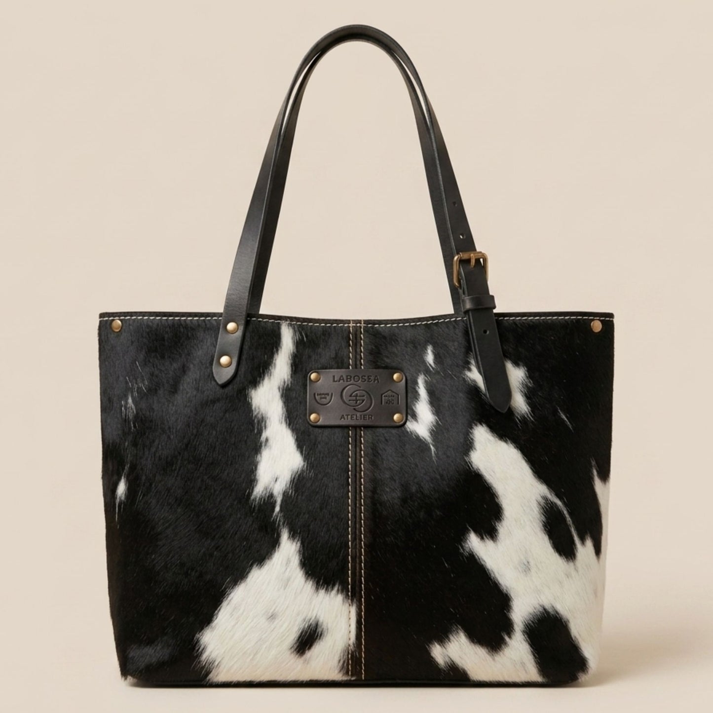 Sac cabas peau de vache Holstein noir et blanc #27/130 – vue de face – Labossa Atelier