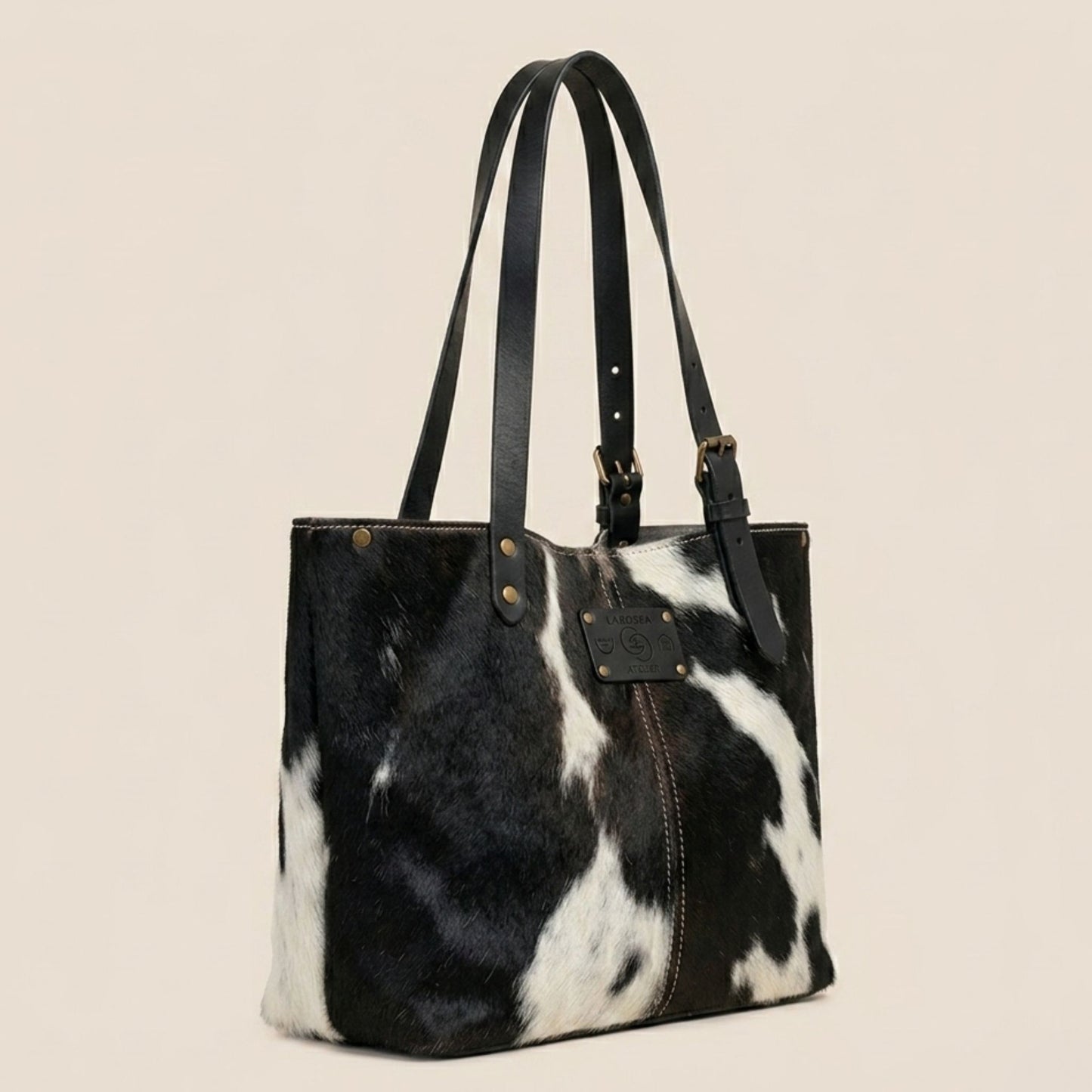 Cabas Holstein #27/130 vue de profil – peau de vache naturelle – Labossa Atelier