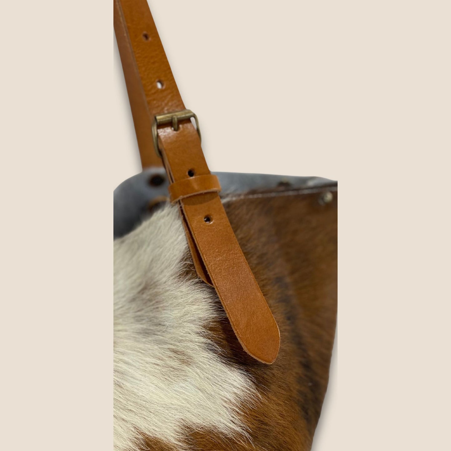 Détail lanière réglable cuir box cognac, cabas Normande #13/114