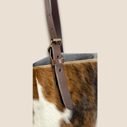 Lanière réglable cuir chocolat du cabas Normande #13/125 – boucle zamak finition laiton